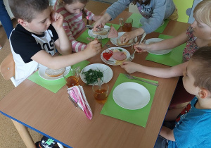 Dzieci samodzielnie przygotowują swoje kanapki na śniadanie